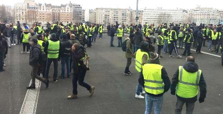 France Les Gilets Jaunes Sessoufflent Mais Promettent D