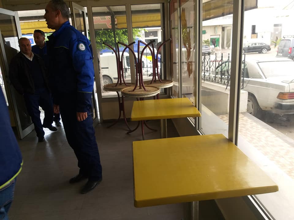 Tunisie [photos] La police municipale à Sfax procède à la fermeture d’un café et deux salles de jeux