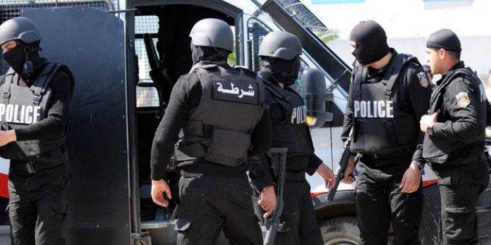 Tunisie: Un homme tente de s’immoler par le feu devant le district de la police