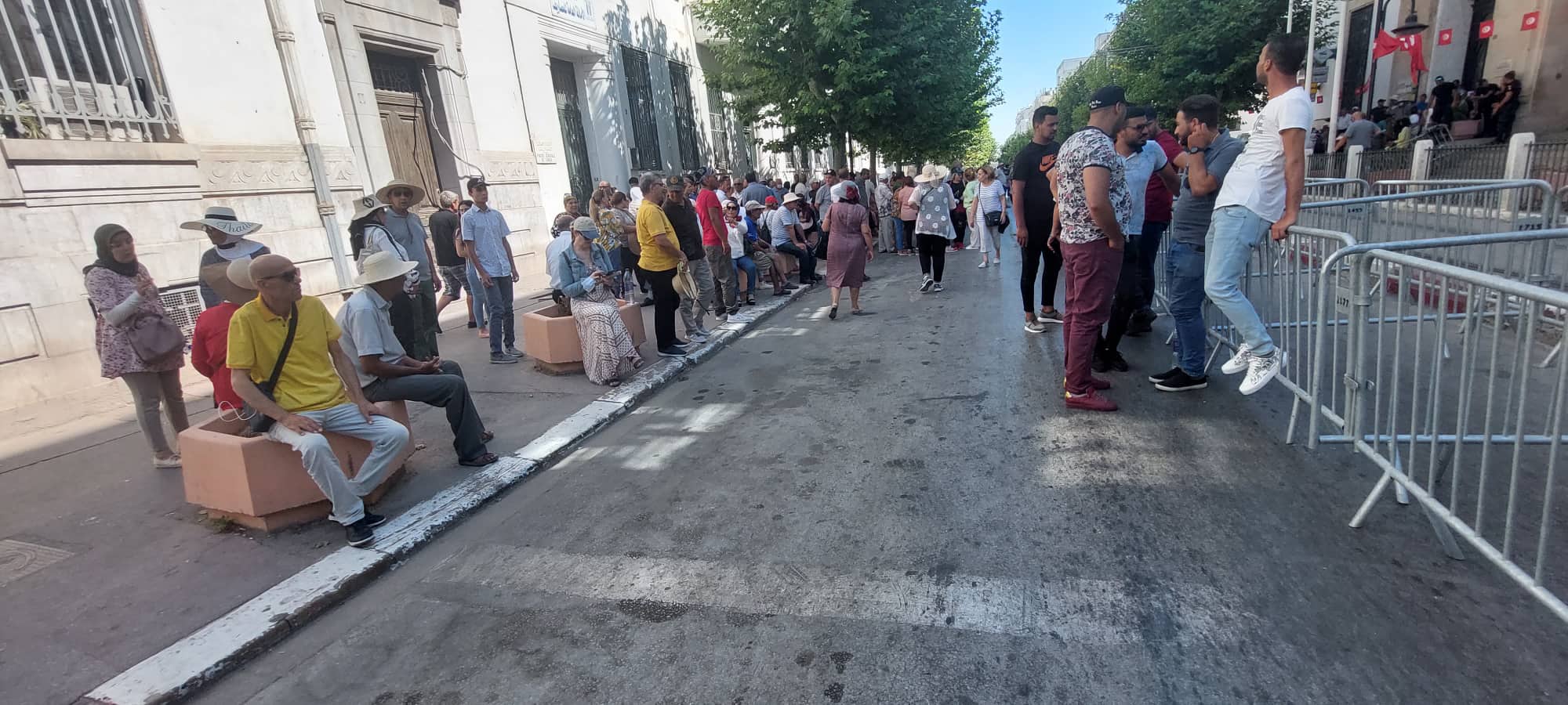 Les sympathisants du PDL se rassemblent devant le siège du gouvernorat de Tunis [Photos]