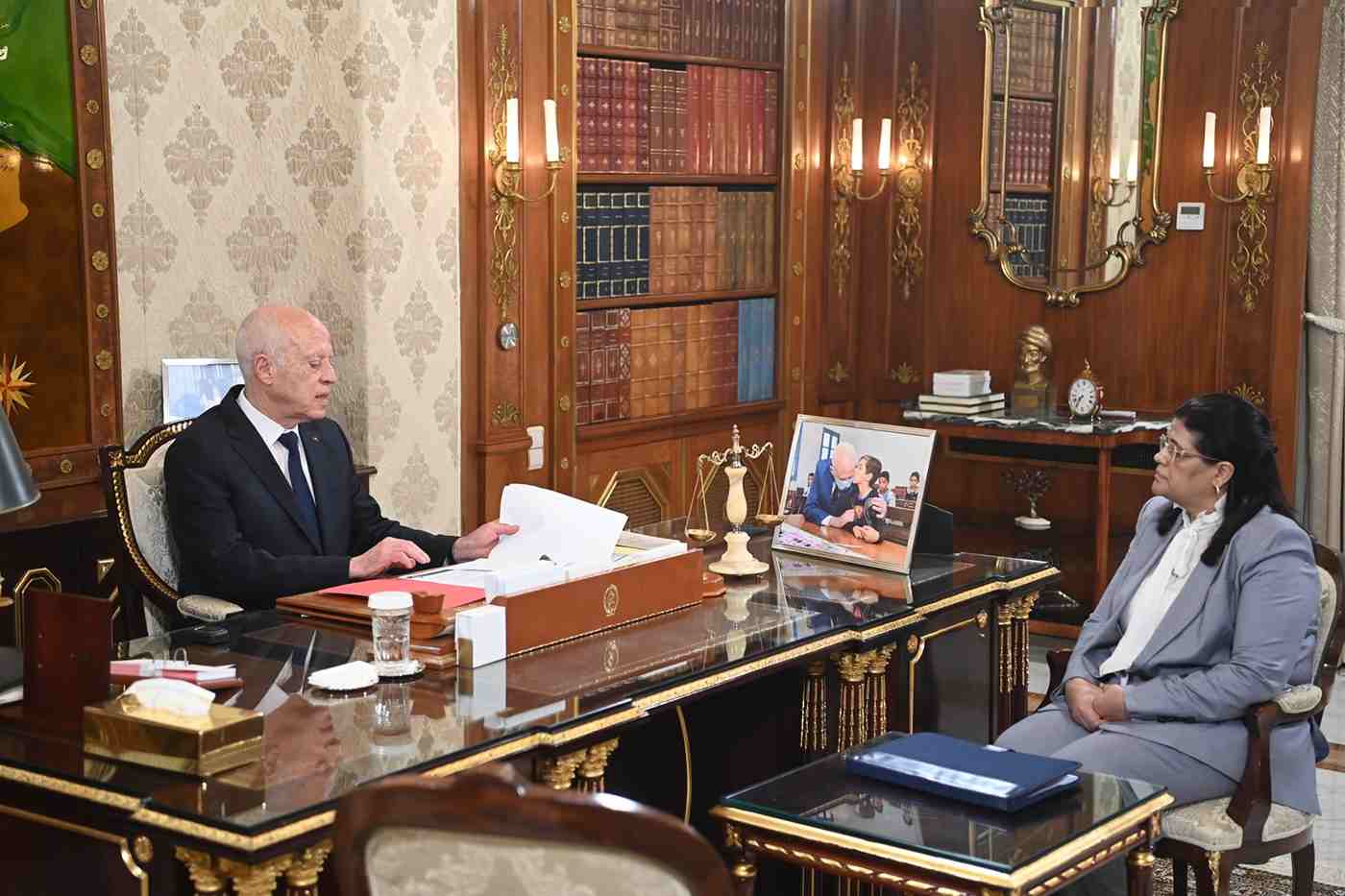 Le président Kaïs Saïed discute finances publiques et lutte contre l’évasion fiscale avec la ministre de l’économie